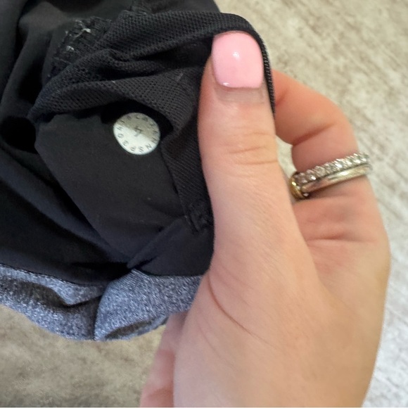 Lululemon on the fly shorts size 4 - Picture 5 of 6